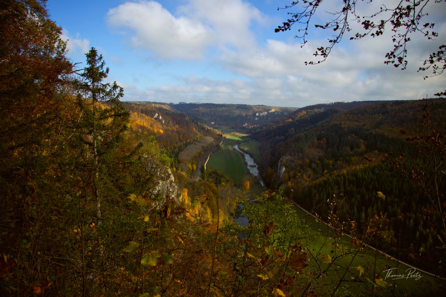 Herbstliche Zweige rahmen den Blick ins Donautal bis nach Beuron
