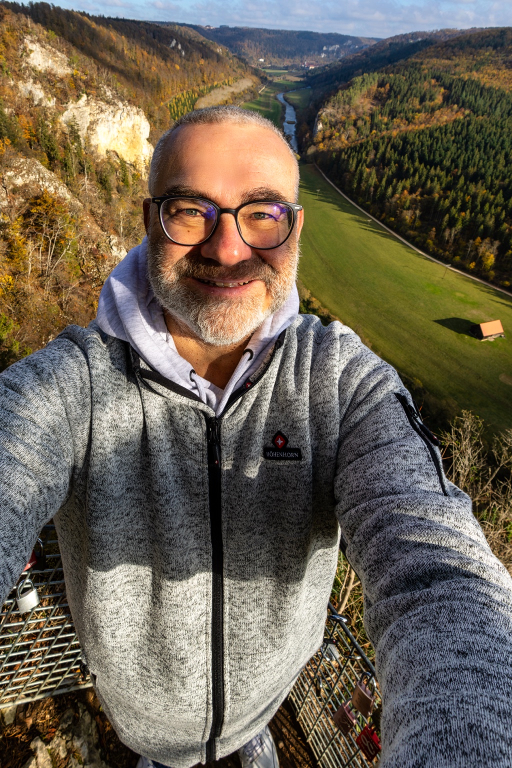 Mein Erinnerungsfoto am Knopfmacherfelsen mit dem Donautal im Hintergrund