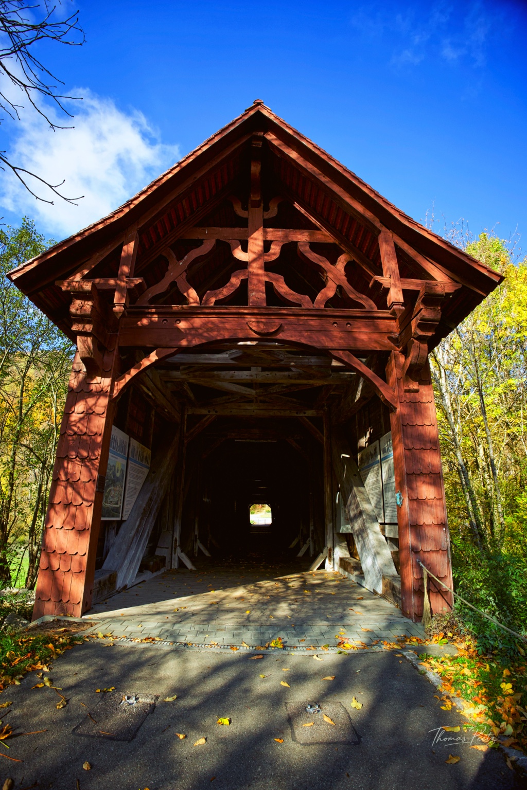 Überdachter Eingang der historischen Holzbrücke in Beuron unter blauem Himmel