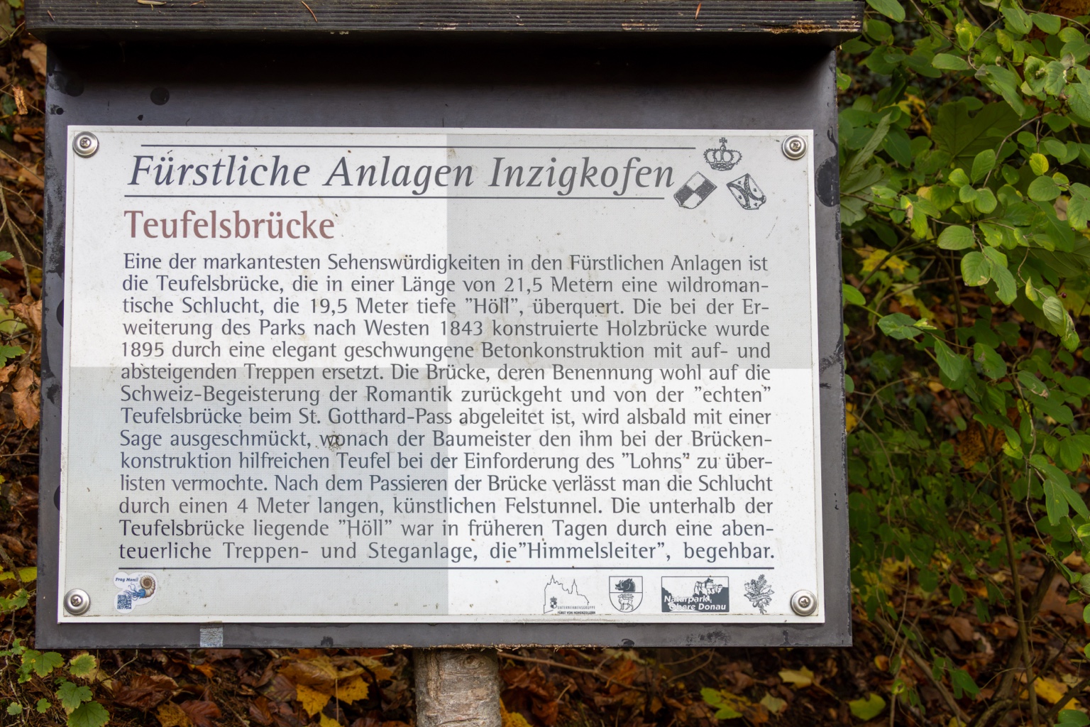 Informationstafel zur Teufelsbrücke in den Fürstlichen Anlagen Inzigkofen
