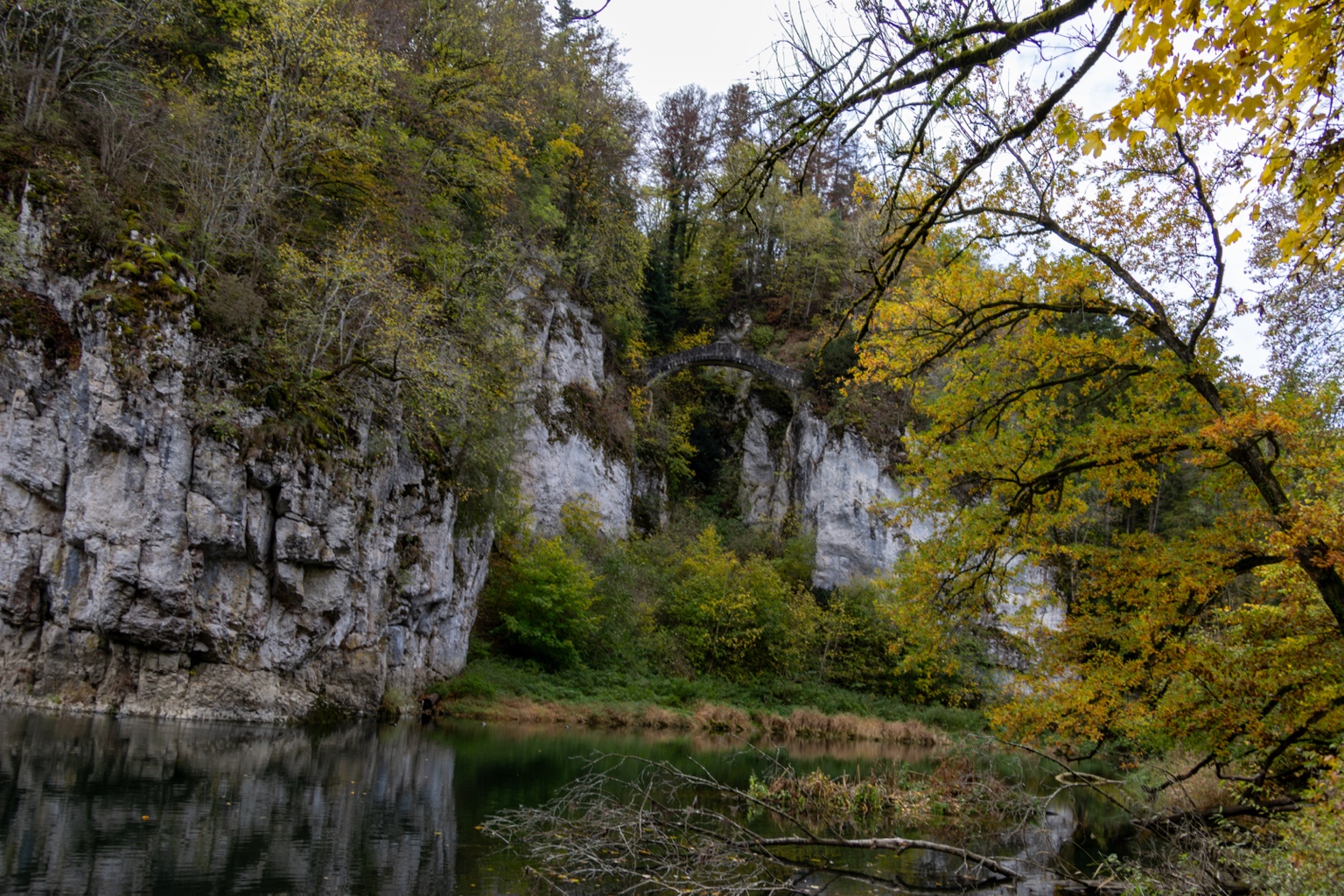 Teufelsbrücke hoch über der Donau zwischen weißen Felswänden und Herbstlaub