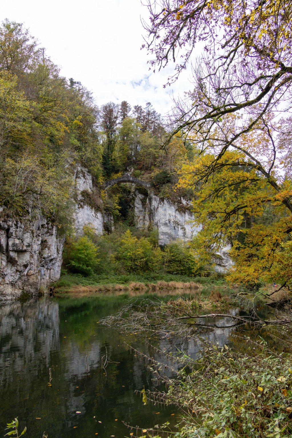 Hochformatansicht der Donau, der hellen Felsen und der Teufelsbrücke
