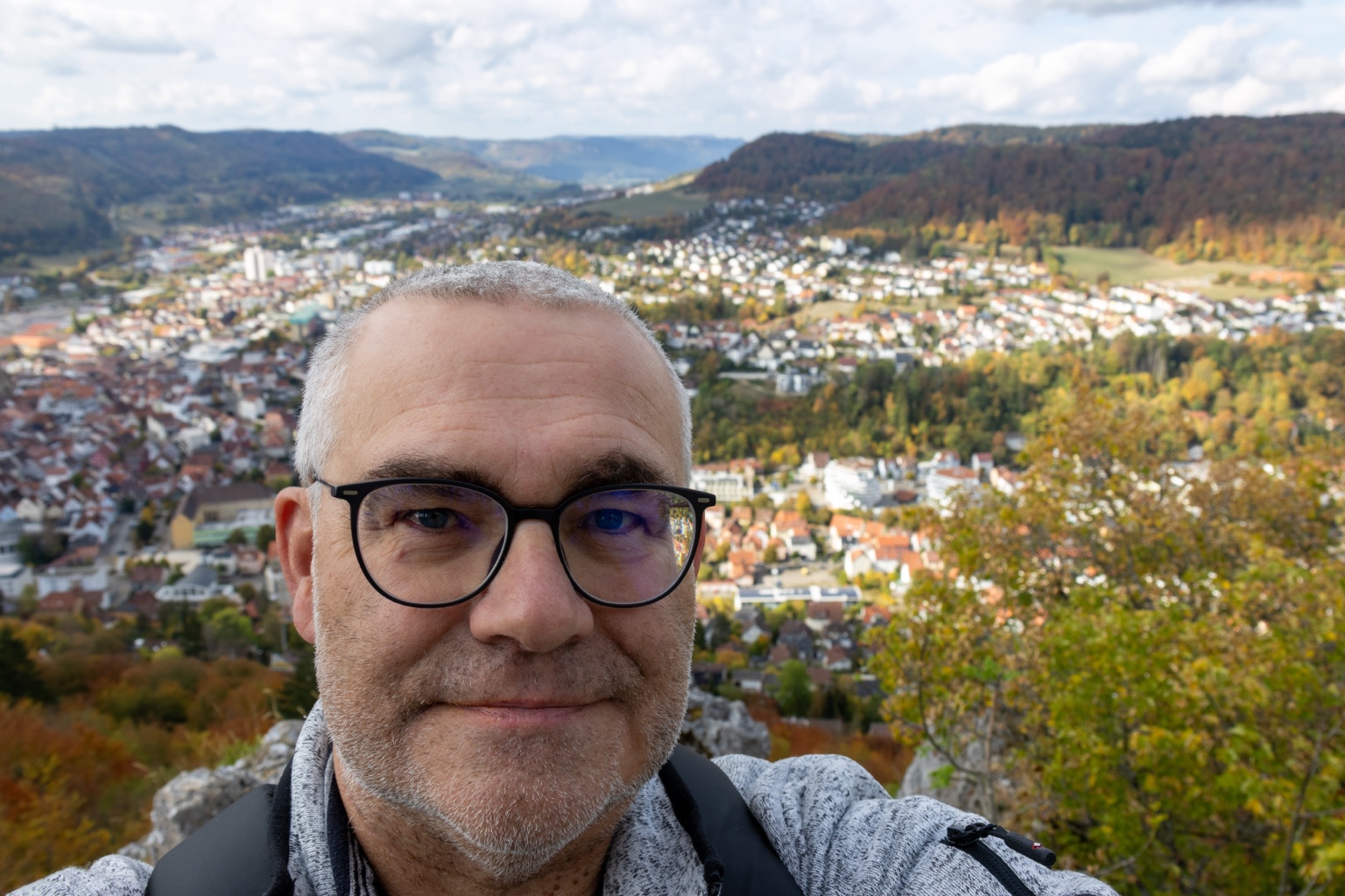 Thomas mit Brille vor dem herbstlichen Panorama von Ebingen