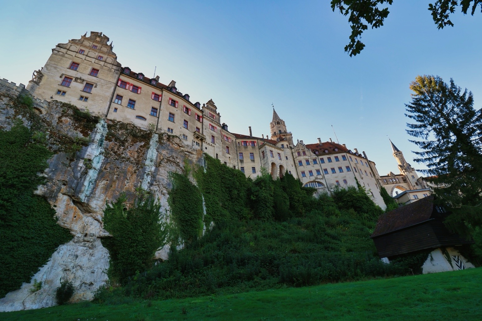 Schloss Sigmaringen mit Türmen und Fassaden auf einem mächtigen Felsen unter blauem Himmel